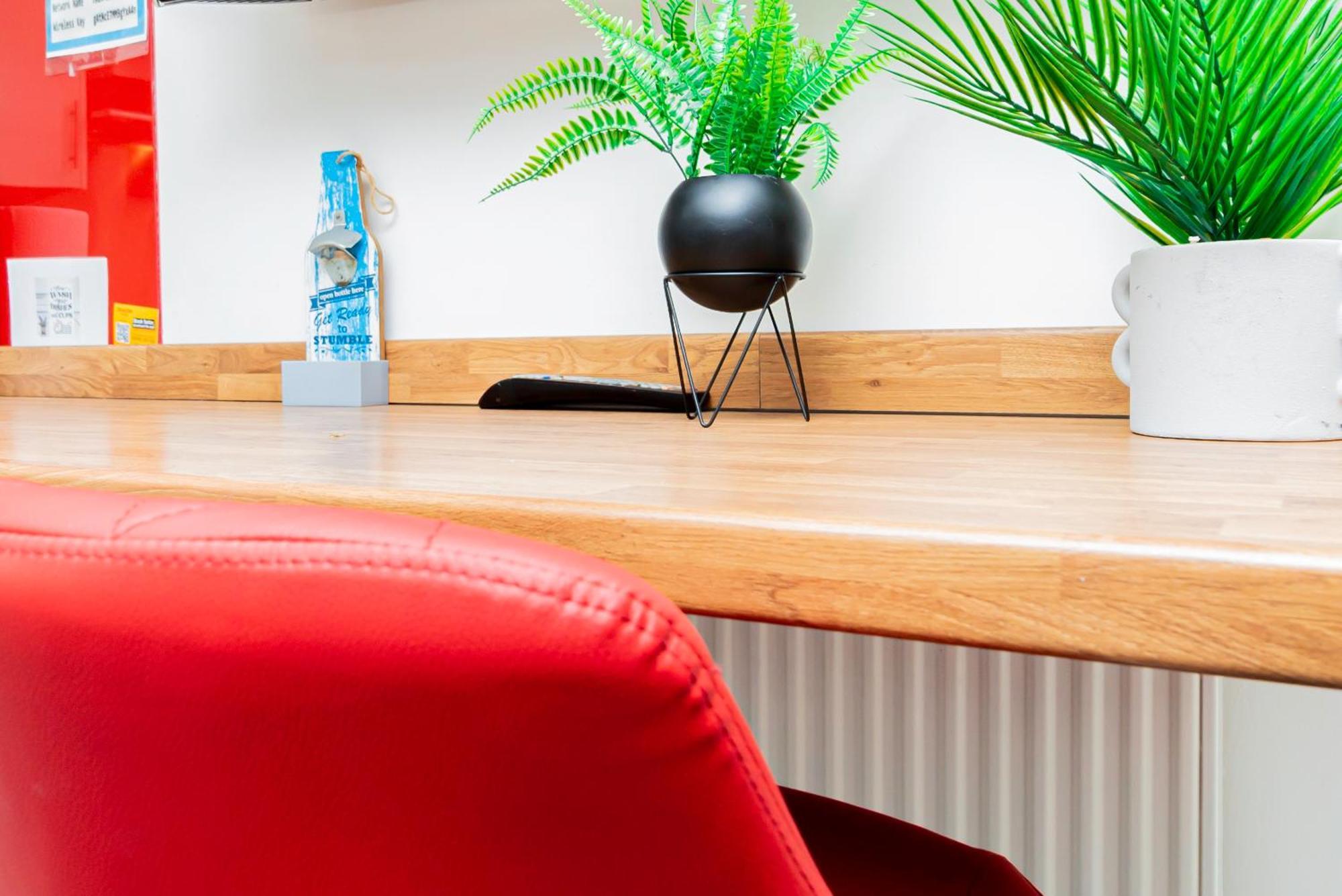 The Elms Edge With Parking! Contractors, Nhs, Professionals - Long Savings! Apartment Cardiff