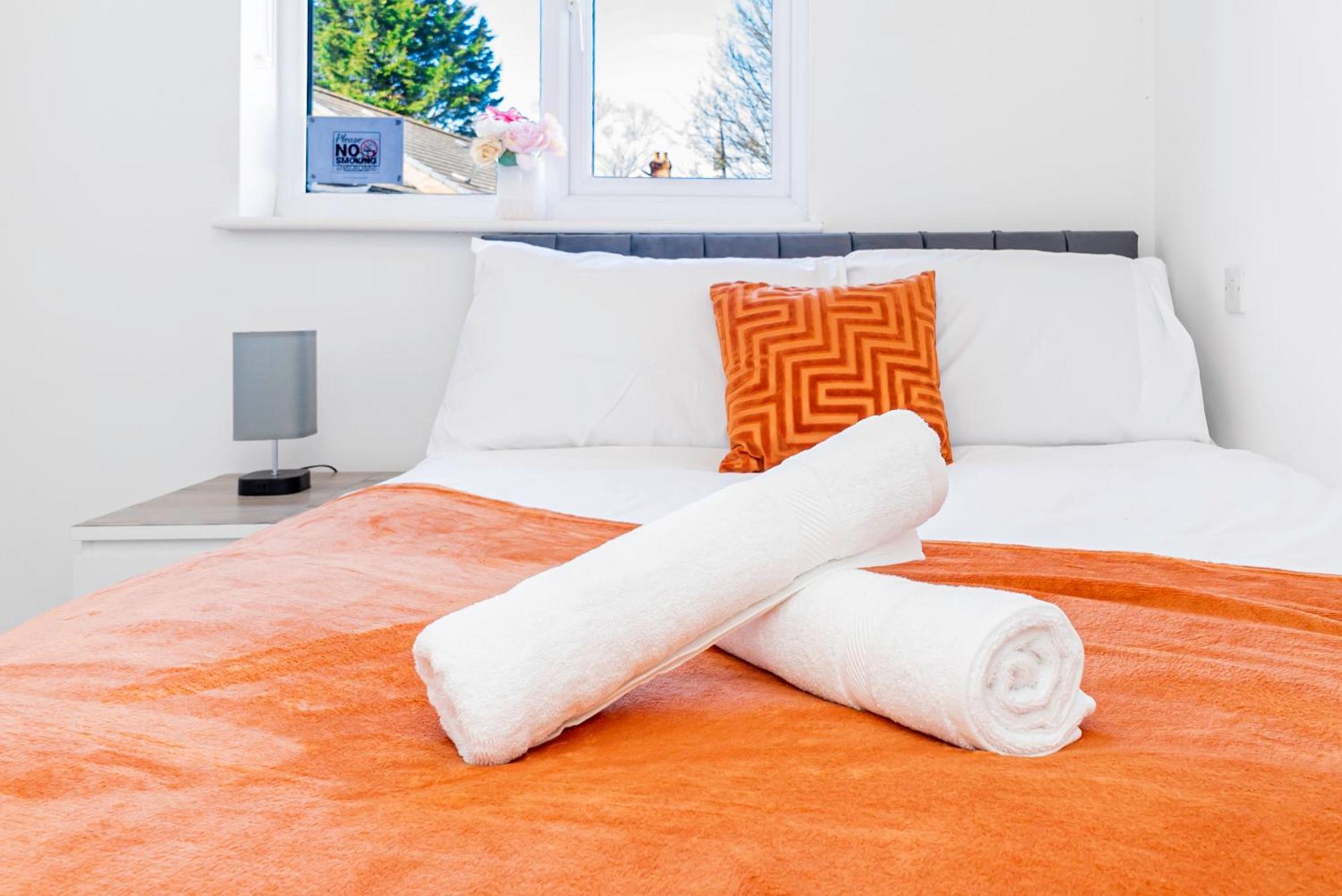 The Elms Edge With Parking! Contractors, Nhs, Professionals - Long Savings! *