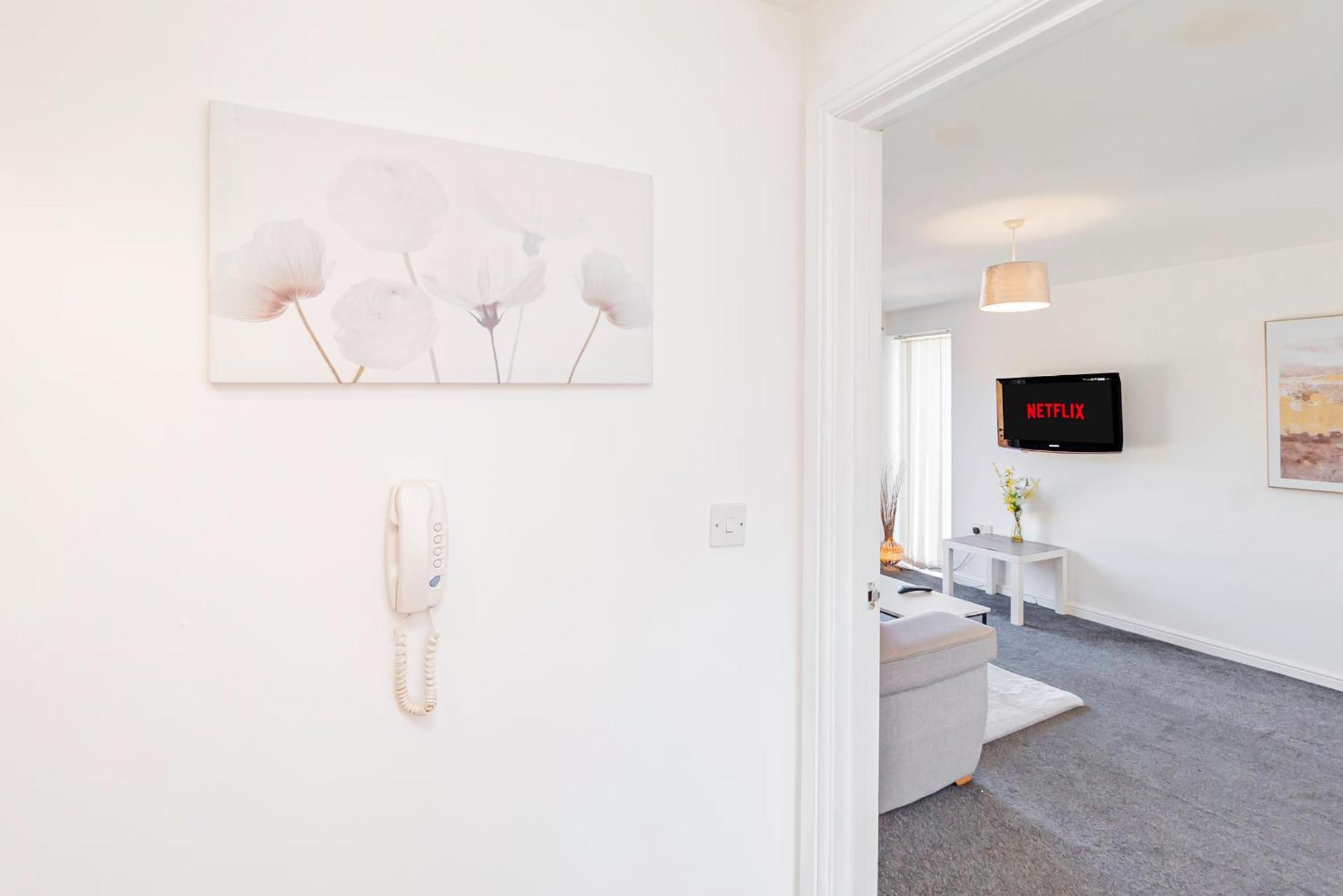 The Elms Edge With Parking! Contractors, Nhs, Professionals - Long Savings! Apartment Cardiff