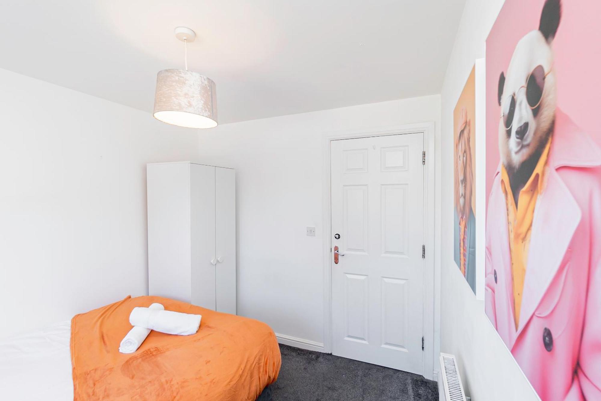 The Elms Edge With Parking! Contractors, Nhs, Professionals - Long Savings! Cardiff