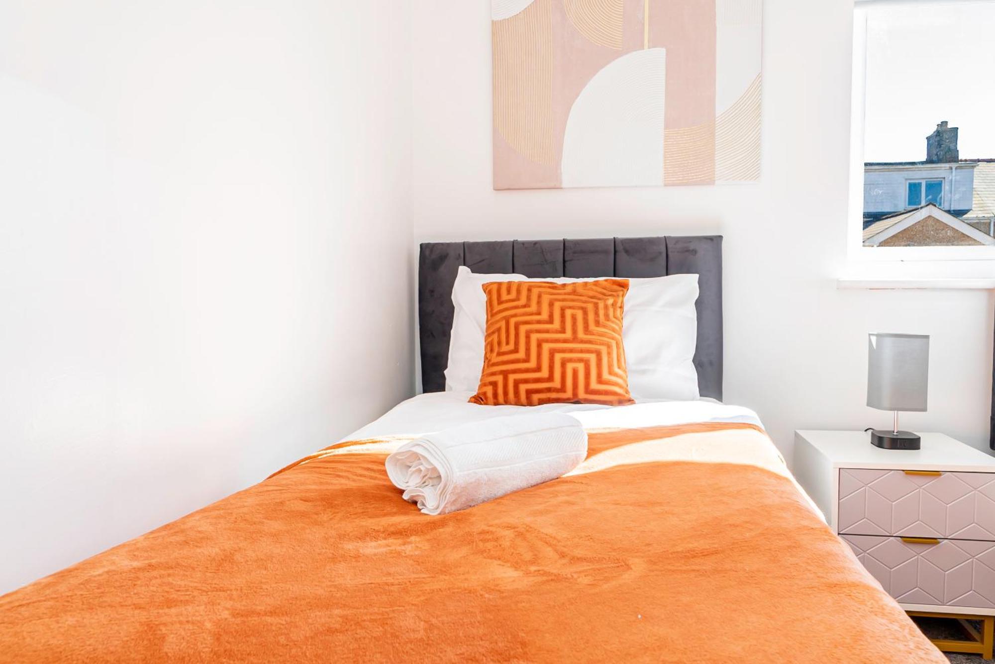 The Elms Edge With Parking! Contractors, Nhs, Professionals - Long Savings! Apartment *